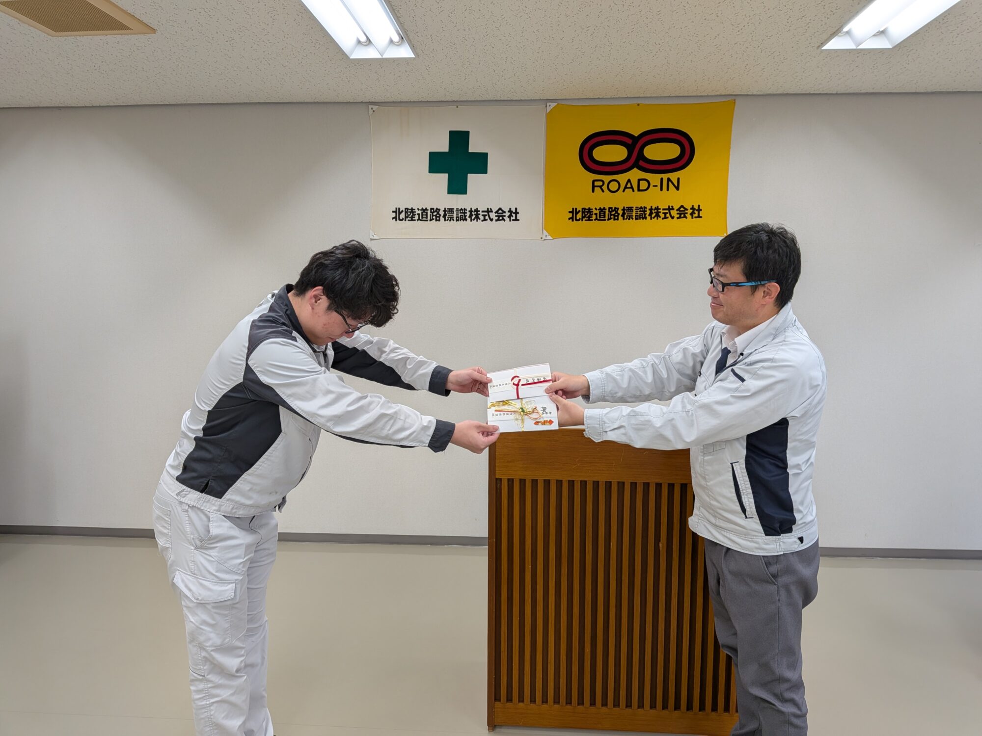 総務部社員の御結婚および新築の御祝を贈呈いたしました